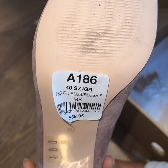 Le Chateau Suede shoe with silver crystals on the heel. US 9. - Picture 4 of 14